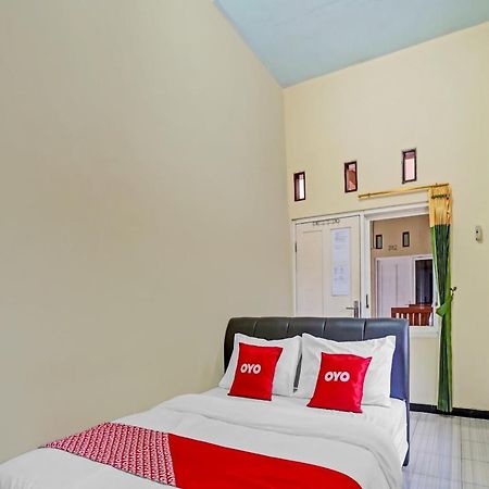 Oyo 3298 Bromo Guest House Family Malang Eksteriør billede
