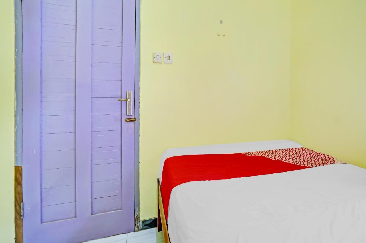 Oyo 3298 Bromo Guest House Family Malang Eksteriør billede