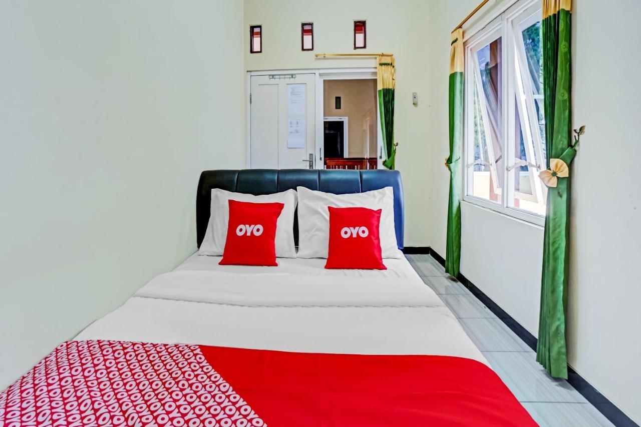 Oyo 3298 Bromo Guest House Family Malang Eksteriør billede