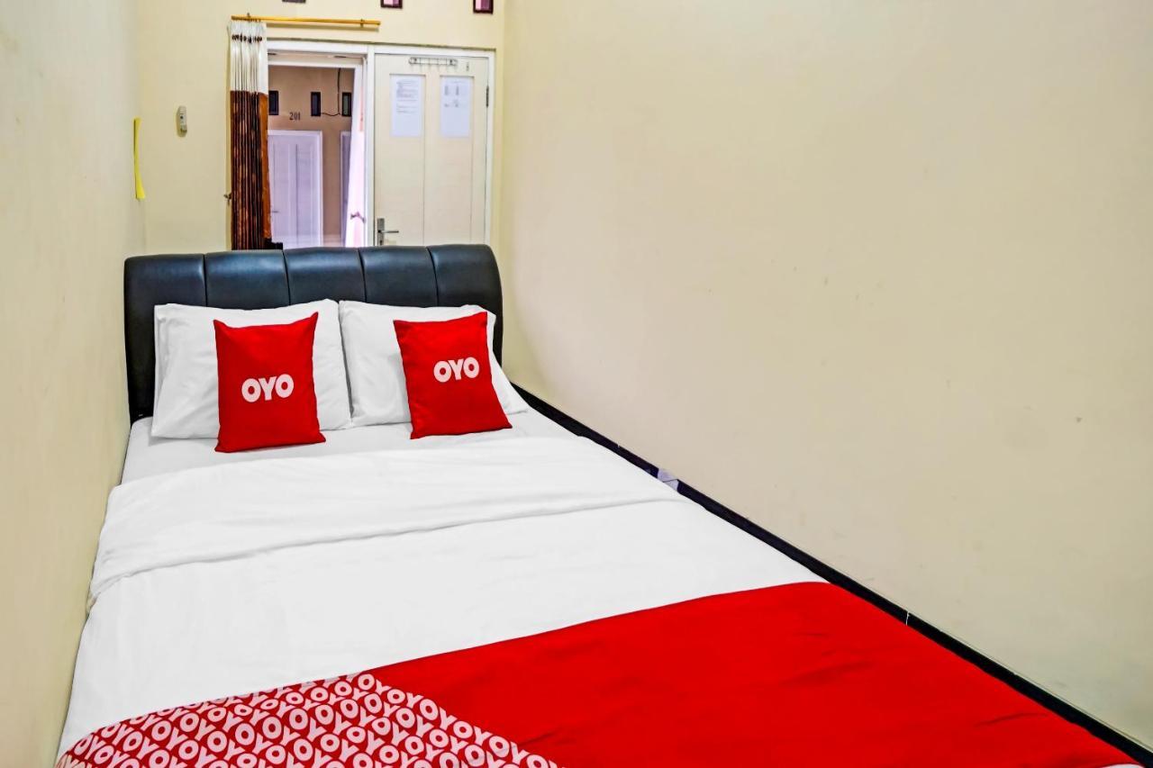 Oyo 3298 Bromo Guest House Family Malang Eksteriør billede